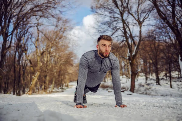 Sportember Push Természetben Hóban Télen Téli Fitness Egészséges Szokások Természet — Stock Fotó