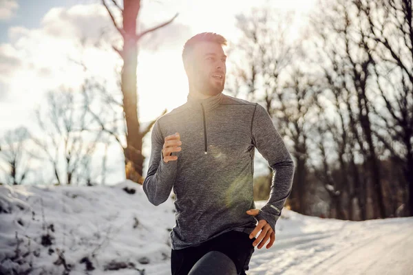 Sportember Kocog Erdőben Havas Ösvényen Télen Egészséges Életmód Téli Fitness — Stock Fotó