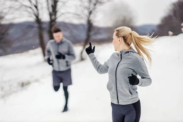 Sporty Couple Running Together Nature Winter Day Snow Woman Daring — Stock Photo, Image