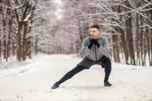 Fitt Sportoló Csinál Bemelegítő Gyakorlatok Havas Téli Napon Erdőben Téli — Stock Fotó