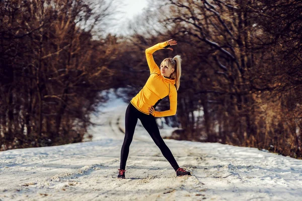 Ajuste Deportista Pie Camino Nevado Naturaleza Haciendo Ejercicios Calentamiento Día — Foto de Stock