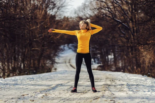 Deportiva Forma Pie Camino Nevado Naturaleza Haciendo Ejercicios Calentamiento Día — Foto de Stock