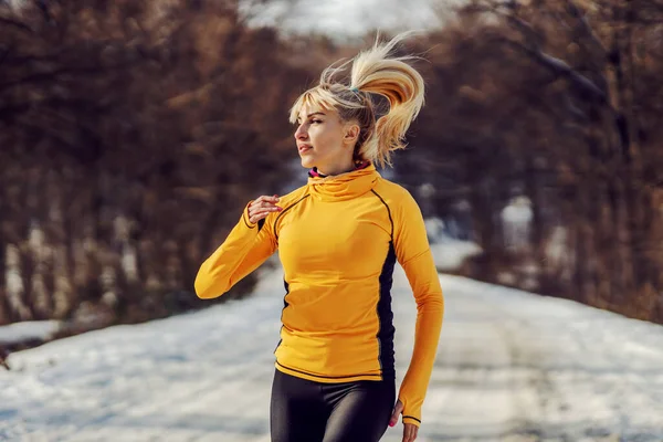 Sportiva Forma Correre Nella Foresta Durante Giornata Invernale Innevata Fitness — Foto Stock