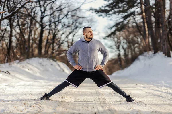Sportoló Spárgázik Nyújtózkodik Miközben Természetben Áll Havas Téli Napokon Stretching — Stock Fotó