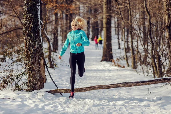 Sportiva Che Corre Nei Boschi Durante Giornata Invernale Innevata Sport — Foto Stock