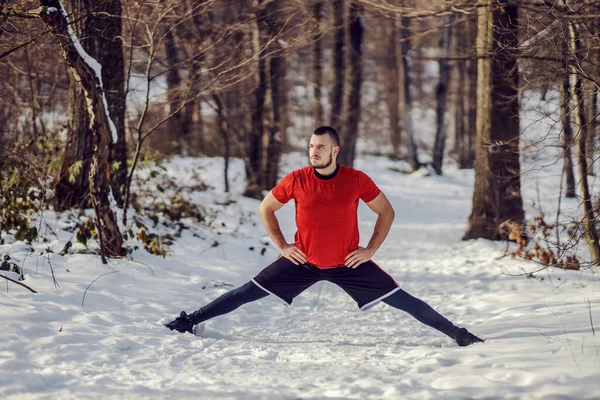 Sportoló Spárgázik Nyújtózkodik Miközben Természetben Áll Havas Téli Napokon Stretching — Stock Fotó