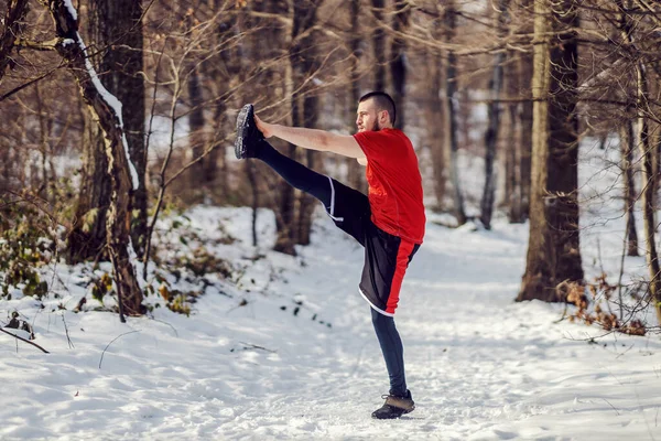 Sportoló Nyújtózkodik Bemelegít Miközben Erdőben Áll Havas Téli Napokon Stretching — Stock Fotó