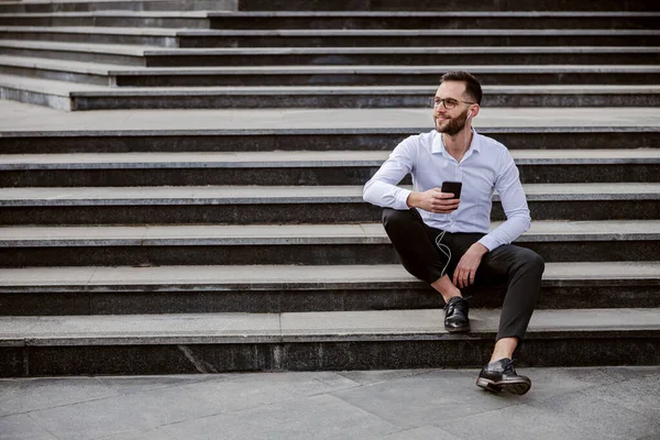 Νέοι Όμορφος Geeky Άνθρωπος Κομψά Ντυμένος Κάθεται Στις Σκάλες Εξωτερικούς — Φωτογραφία Αρχείου