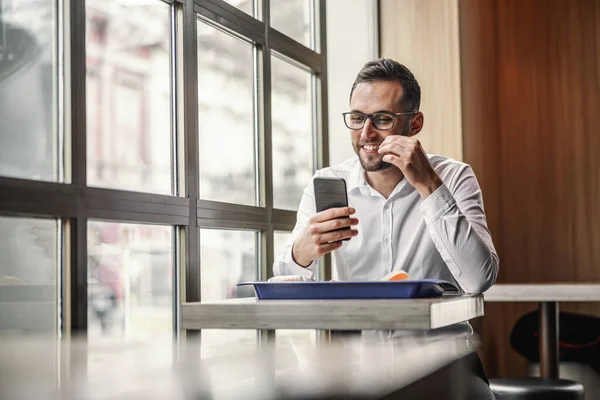 Joven Elegante Hombre Negocios Sonriente Con Camisa Sentado Restaurante Comida — Foto de Stock