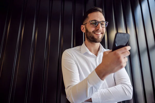 Visão Baixo Ângulo Jovem Homem Geeky Feliz Inclinado Parede Usando — Fotografia de Stock