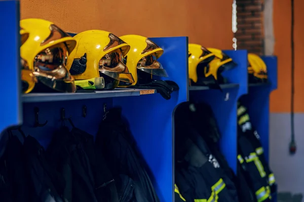 Imagem Fatos Capacetes Protecção Nos Bombeiros — Fotografia de Stock