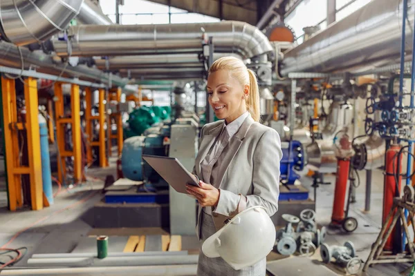 Sonriente Rubia Amable Supervisor Femenino Pie Planta Calefacción Uso Tableta — Foto de Stock