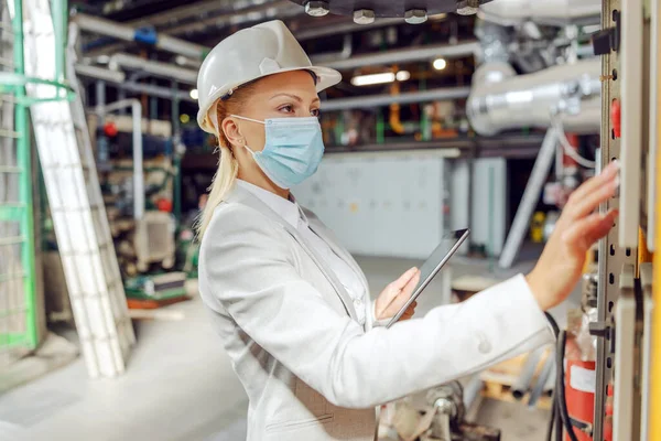 Engagierte Weibliche Vorgesetzte Mit Gesichtsmaske Steht Heizwerk Neben Dem Armaturenbrett — Stockfoto