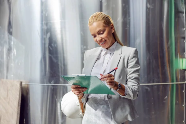 Lächelnde Erfolgreiche Blonde Supervisorin Offizieller Kleidung Füllt Kraftwerk Unterlagen Auf — Stockfoto