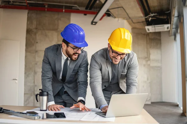 Två Arkitekt Tittar Laptop Och Arbetar Ett Stort Projekt Interiör — Stockfoto