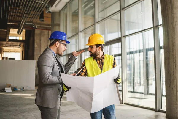 Trabalhador Arquiteto Canteiro Obras Discutindo Sobre Obras Arquiteto Gritando Com — Fotografia de Stock