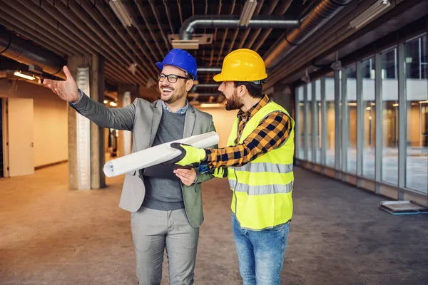 Arquitecto Sonriente Mostrando Obras Sitio Pero Trabajador Construcción Está Satisfecho —  Fotos de Stock