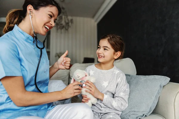 Chica Sonriente Sentada Sofá Sosteniendo Juguete Conejo Doctor Tratando Relajarse —  Fotos de Stock