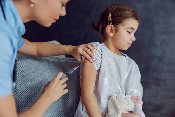 Gadis Kecil Yang Ketakutan Duduk Sofa Dan Mendapatkan Vaksin — Stok Foto