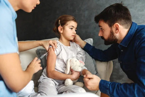 Mala Niña Recibiendo Una Inyección Con Cura Papá Cogiendo Mano —  Fotos de Stock