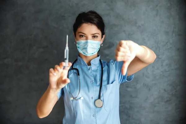 Médico Com Máscara Facial Segurando Seringa Com Vacina Ela Está — Fotografia de Stock