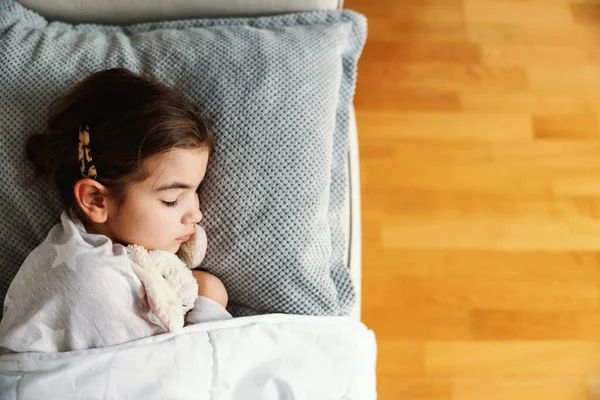 Маленькая Больная Девочка Лежит Дома Диване Обнимает Своего Кролика Спит — стоковое фото