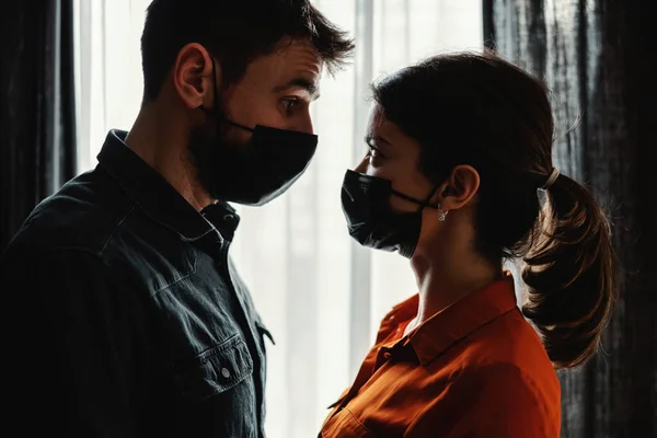 Casal Apaixonado Por Máscaras Faciais Lado Janela Olhando Para Outro — Fotografia de Stock