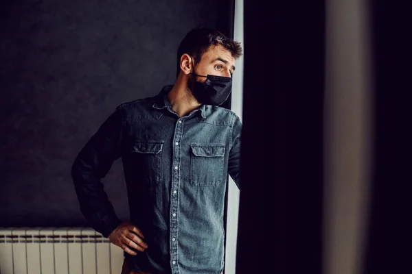 Man Face Mask Standing Next Window Looking Trough Lockdown — Stock Photo, Image