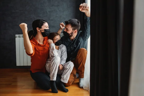Šťastná Rodina Porazila Virus Korony Provolávají Slávu Protože Není Uzamčeno — Stock fotografie