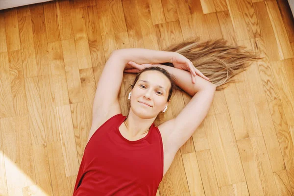 Lachende Sportvrouw Liggend Vloer Thuis Een Pauze Nemend Van Het — Stockfoto