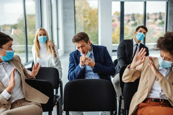 Kelompok Pengusaha Multikultural Dengan Masker Wajah Yang Duduk Seminar Dan — Stok Foto