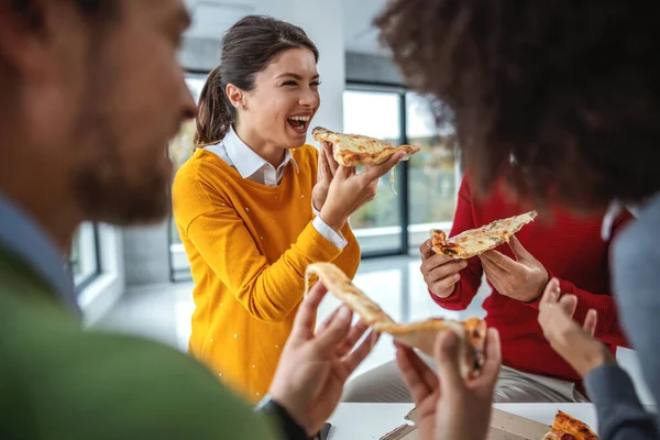 Emocionado Grupo Multicultural Empresarios Comiendo Pizza Para Almuerzo — Foto de Stock