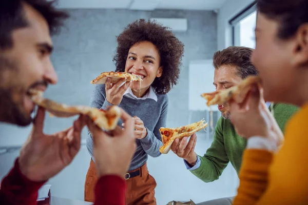 Emocionado Grupo Multicultural Empresarios Comiendo Pizza Para Almuerzo — Foto de Stock