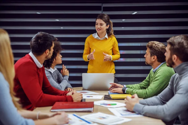 Grupo Multicultural Empresarios Positivos Que Reúnen Sala Juntas Empresaria Pie —  Fotos de Stock