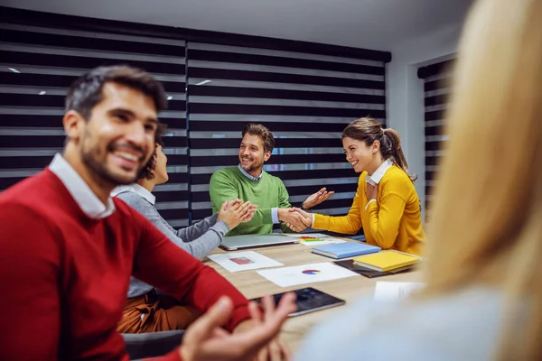 Gruppo Multiculturale Uomini Affari Positivi Che Siedono Carica Riuniscono — Foto Stock