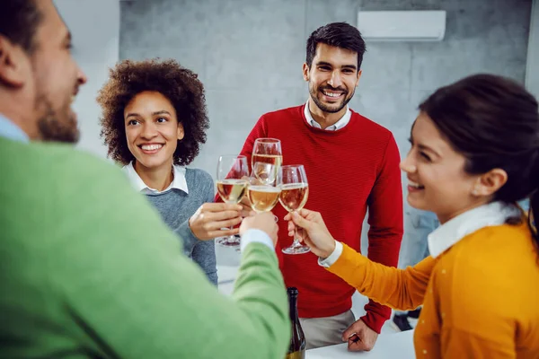 役員室での成功を祝う同僚の多文化グループ シャンパンで乾杯する同僚 — ストック写真