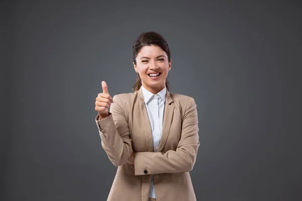 Έγκριση Από Αφεντικό Στη Δουλειά Μια Χαμογελαστή Γυναίκα Ευχάριστη Στάση — Φωτογραφία Αρχείου
