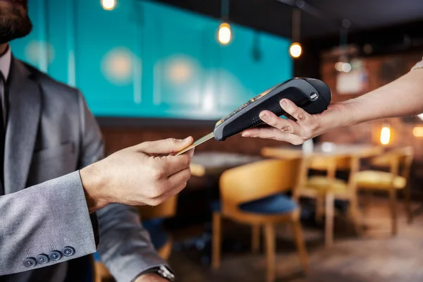 Manos Sosteniendo Una Terminal Pago Hombre Vestido Elegantemente Con Traje — Foto de Stock