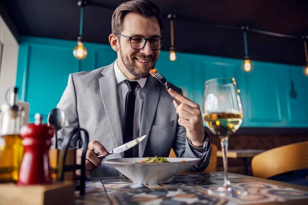 Der Mann Gerade Etwas Essen Der Mann Isst Einem Restaurant — Stockfoto