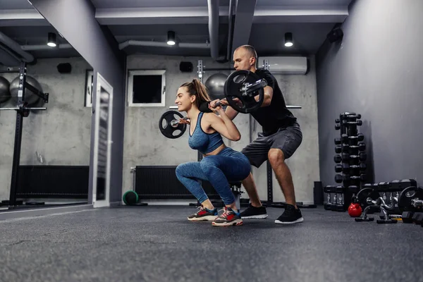 Személyi Edzés Edzőteremben Egy Fiatal Sportruházatban Formában Súlyzózik Hogy Erősítse — Stock Fotó