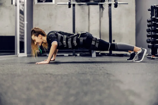 Een Vrouw Een Zwart Ems Pak Ligt Een Plank Doet — Stockfoto