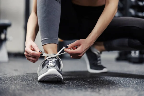 Förbereder För Träning Att Knyta Skosnören Gympaskor Före Träning Flicka — Stockfoto