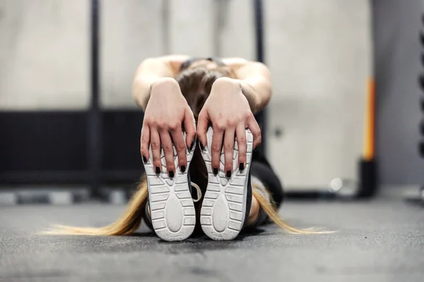 Muskelsträckning Vid Punktträning Kvinna Sitter Gymmet Och Sträcker Benen Och — Stockfoto