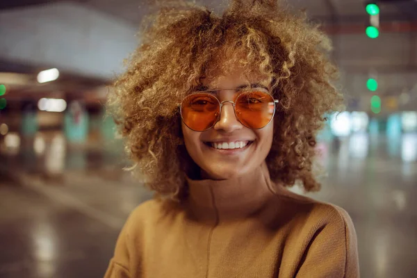 Portrét Usmívající Smíšené Rasy Hip Hop Dívka Slunečními Brýlemi Při — Stock fotografie