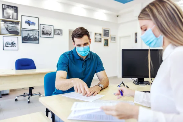 Papierkram Für Technische Inspektion Und Coronavirus Ein Mann Legerer Kleidung — Stockfoto