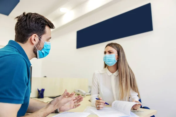 Papierkram Für Technische Inspektion Und Coronavirus Ein Mann Und Eine — Stockfoto