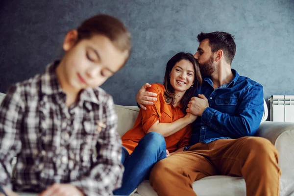 Kind Tekenen Terwijl Moeder Vader Bank Zitten Knuffelen Zoenen Selectieve — Stockfoto