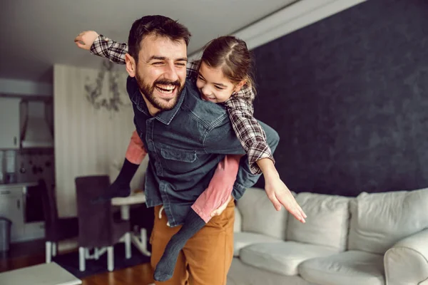 Lachende Vader Dochter Die Samen Spelen Hebben Meeliften — Stockfoto