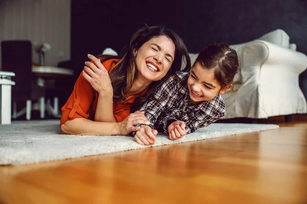 Mãe Feliz Filha Deitada Chão Casa Rindo Amor Importante Para — Fotografia de Stock