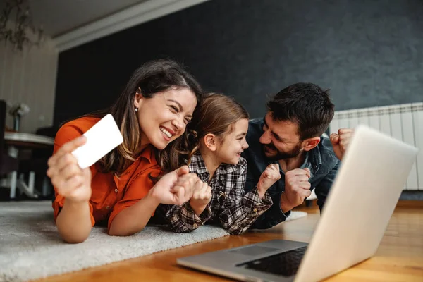 Familia Feliz Utilizando Ordenador Portátil Para Las Compras Línea Están — Foto de Stock